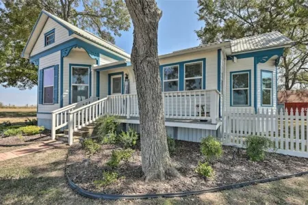 Farmhouse+5 acres.Close to town but still country! Отели рядом с достопримечательностью «Tower 3»