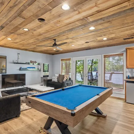 LAKEFRONT HOME DIRECTLY ON LAKE OCONEE WITH BOAT RENTAL