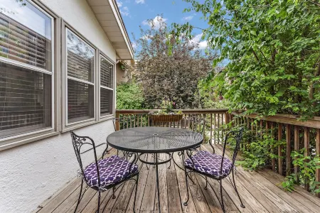 Cozy Historical Home-Trendy Lakes Area- 3 Bedroom 1 & 1/2 Bath Отели рядом с достопримечательностью «Park Nicollet Eye Care and Optical Store St. Louis Park»