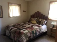 Nelson Lake Retreat: beautiful views of the lake both inside and out. Hotel a Lenroot