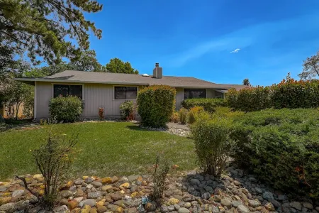 Pineland Place Отели рядом с достопримечательностью «McConnell Arboretum & Botanical Gardens»