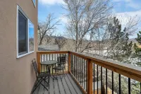 Brand New Luxury 1-Bedroom Minutes from Downtown & Hiking