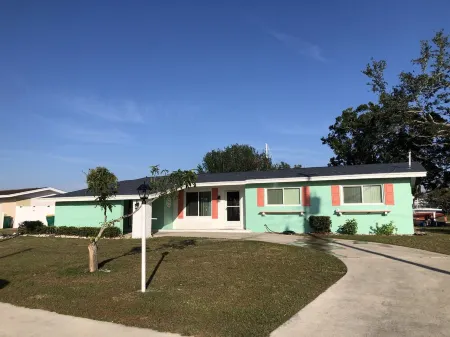 Newly renovated, 3/2 Beautiful canal front home, Close to beaches & restaurants.