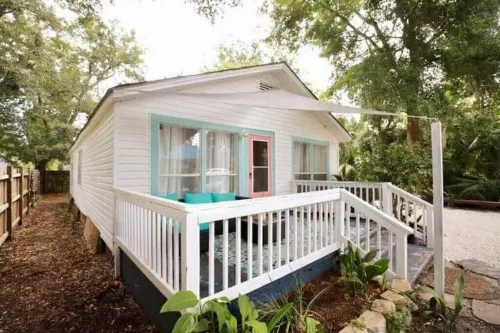Boho Bungalow w/Private Side Porch in Downtown Bwk