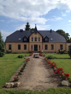 Quiet apartment with 82 m2 furnished in art nouveau style.