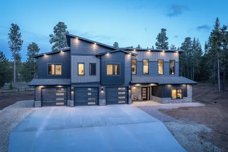 Luxury property with 5 King Suites Air Conditioning, Pool Access, Hot Tub & Wifi