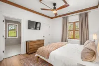 Treetop - 3 King Suites- sister property next door #1559015