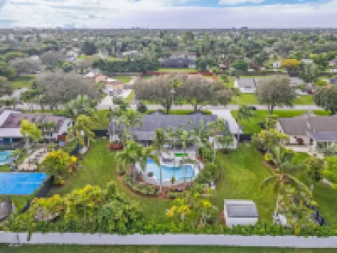 Stunning Villa with private pool on Tropical half acre of Paradise