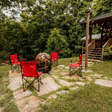 Secluded Cabin getaway-Hot Tub/AC/cable by Pforge