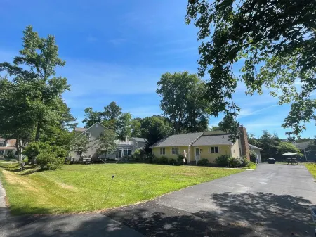 Walk to Bethany Beach, restaurants and CVS in under 10 minutes! Perfect for 8!