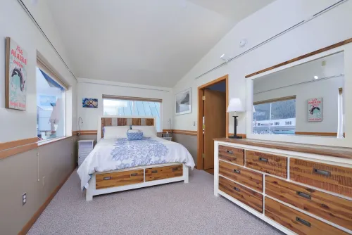 Lovely Dockside Apartment! Located right in the Harbor!
