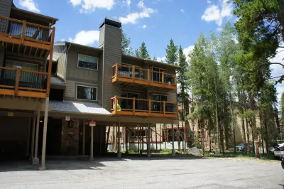 Walk to Lifts & Main Street, Bright, Updated Condo, 2BR+Loft Hotels in Warriors Mark