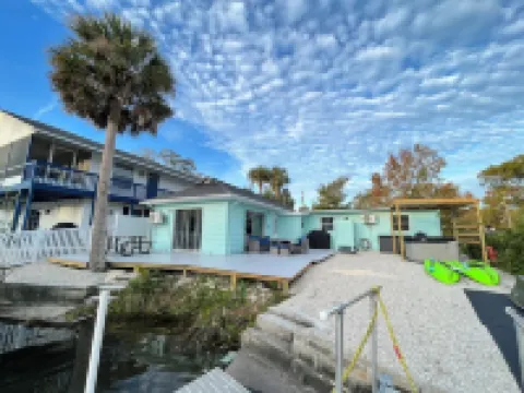 Canal home with direct river and gulf access, kayaks, hot tub, boat & motor inc