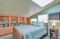 Secluded getaway, 2BR, near Fossil Rim, 900 acres, hiking, farm animals