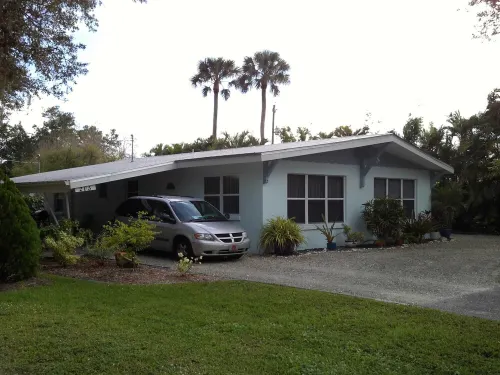 Private Cottage Getaway. Close to the   River & downtown River District.