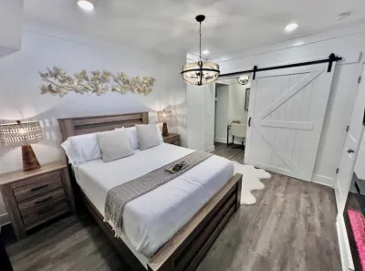 Glamorous Hideaway Scoutland附近的飯店