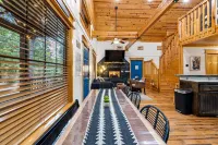 FUN Cabin - Pool Tables, Games, Jacuzzi, Firepit, Hammocks, Sleeps 12! Hotel a McCurtain County