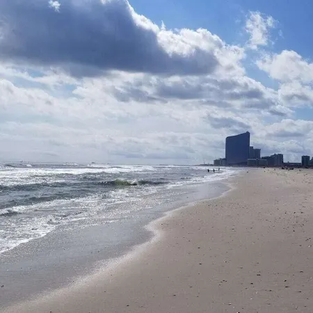 One block from the beach!  Cozy beach condo near restaurants and shopping. Отели в г. Бригантин
