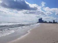 One block from the beach!  Cozy beach condo near restaurants and shopping.