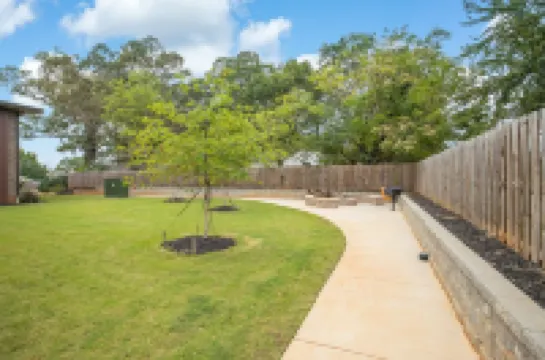 King Suite, Modern Loft Close to Downtown!