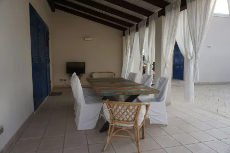 Romantic villa with pool, 5 minutes from the beach Отели рядом с достопримечательностью «the Mannera Beach»