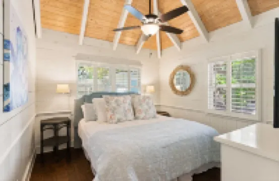 FAB East Beach Cottage, Pets, Pool & Spa; 30 Sec to the BEACH! 6 seat golf cart!