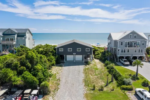 The ultimate OCEANFRONT bungalow close to everything