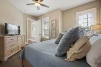 Beautiful Heart of Downtown Condo, Balcony, Amazing Views - Walk to Everything!