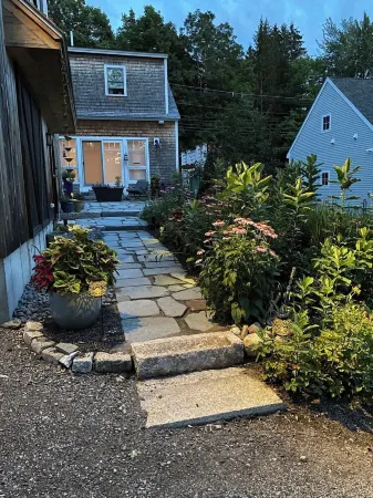 Sunny, private apartment. Walk to Kennebunk Village. Close to beaches. Отели в г. Кеннебанк