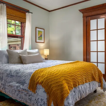 Cozy & Spacious home next to Gorgeous City Park - Outdoor Dining, Hot Tub & Gym!