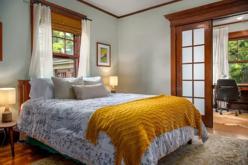 Cozy & Spacious home next to Gorgeous City Park - Outdoor Dining, Hot Tub & Gym!