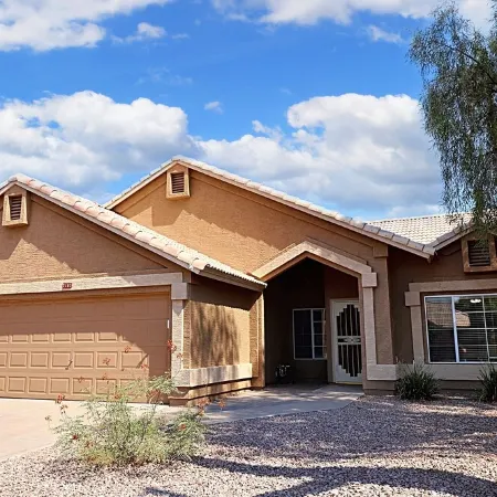 Sun-Soaked 4Br Retreat Pool + Chill Backyard