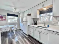 Colorful Retreat, w/ Firepit and 2 TV's.  By Royal Oak! Hotels in Madison Heights