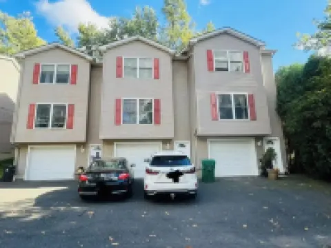 Townhouse with Pool Table - Renovated w/ King Bed チコピーのホテル