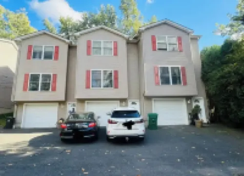 Townhouse with Pool Table - Renovated w/ King Bed Hoteles en Chicopee