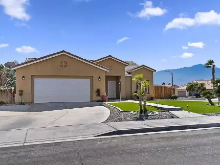 Beautiful Desert Retreat - Salt Water Pool & Spa