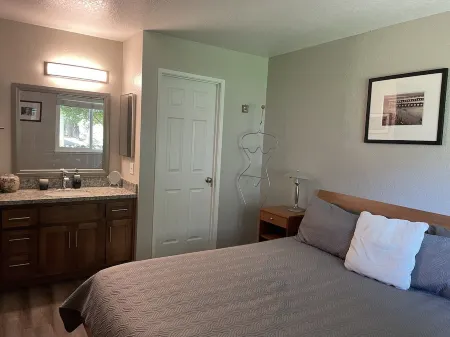 Private spacious 2-bedroom apartment - pets welcomed