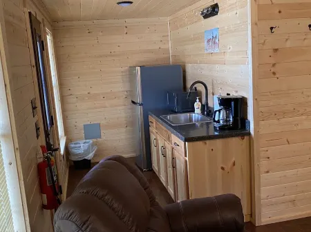1 Bedroom Cabin w/Two Recliners Cabin 7