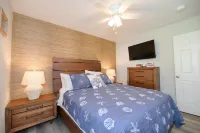 Family Friendly Beach Bungalow 2 blocks to beach, minutes from Hampton U & LAFB - 2-Star
