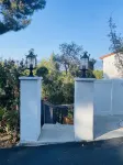 Amazing Apartment attached to historic home in Pasadena!