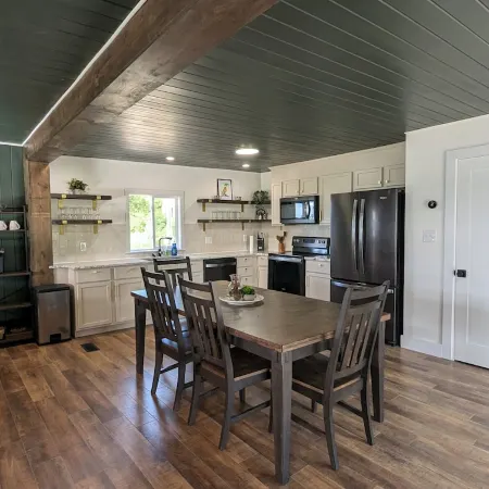 Modern 3-bedroom cabin on the lake!