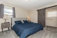 Breezy Paradise, 3 Bedroom with Shared Beach, King Bed Hotels near Great Lakes Mall