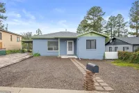 Route 66 Bodacious Bungalow w/AC, Fully Fenced Yard, W/D, 4 Smart TVs Downtown