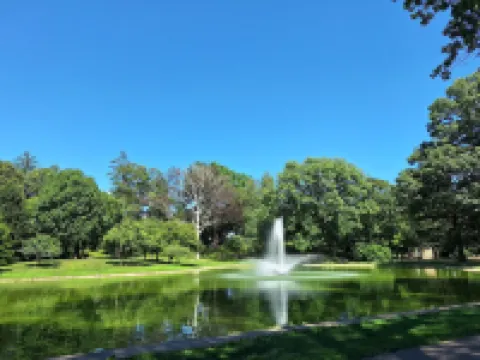 Westerly Getaway- Short drive to the beach, Walk to Downtown Shops & Restaurants ウェスタリーのホテル