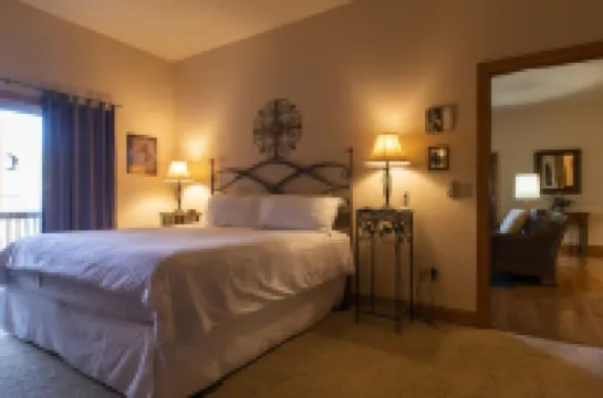 Large Mountain Condo in Gated Golf Resort, Washer & Dryer, Golf Course View!