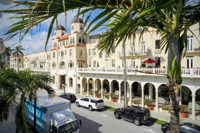 King Bed Mermaid  Suite , free parking, heart of Palm Beach Hotels near Via Flagler by The Breakers