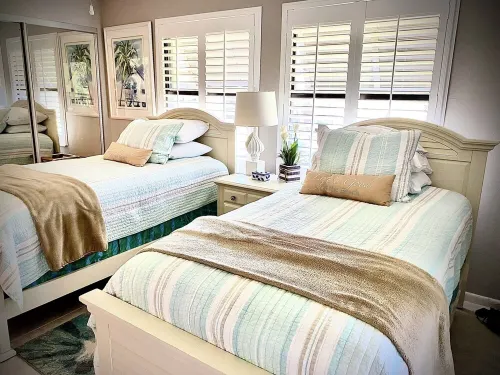 Beautifully furnished 3rd floor corner condo W/ view!