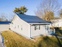 Clean, comfortable home. Hotels in Marion