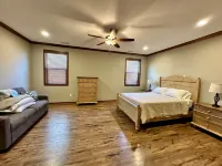 Luxury condo. 2 car garage, rooftop patio. Perfect for work or play! - พร้อมระเบียง
