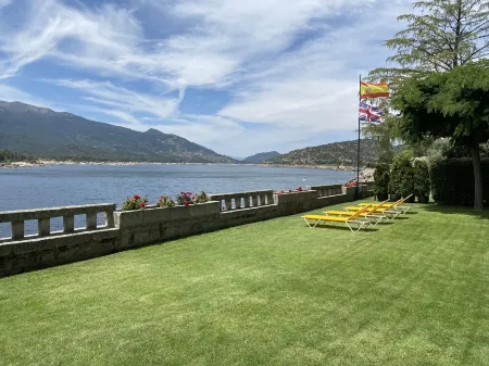 Casa con Magníficas Vistas y Acceso Privado al Embalse del Burguillo Отели рядом с достопримечательностью «Museo De La Naturaleza Valle Del Alberche»